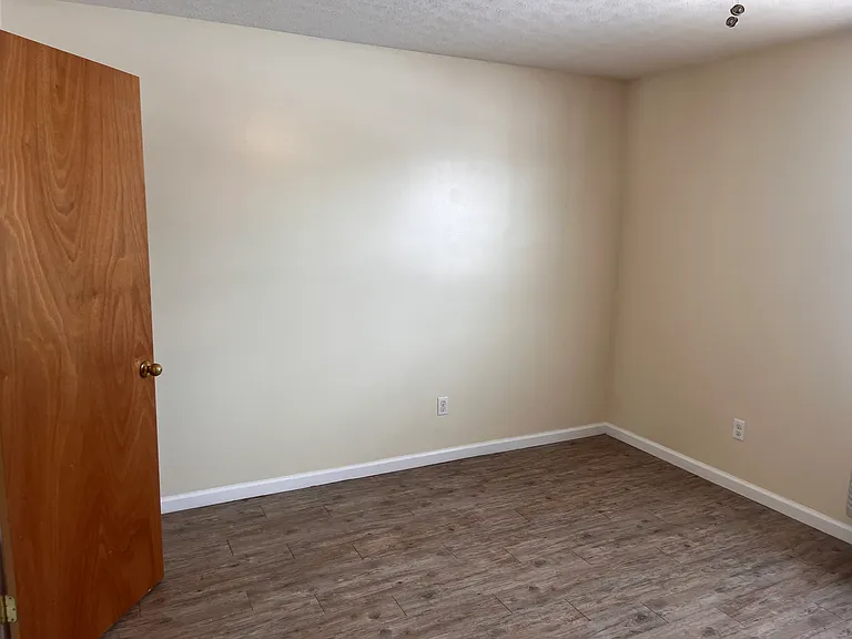 100 Lisa Dr #11 — Photo 6