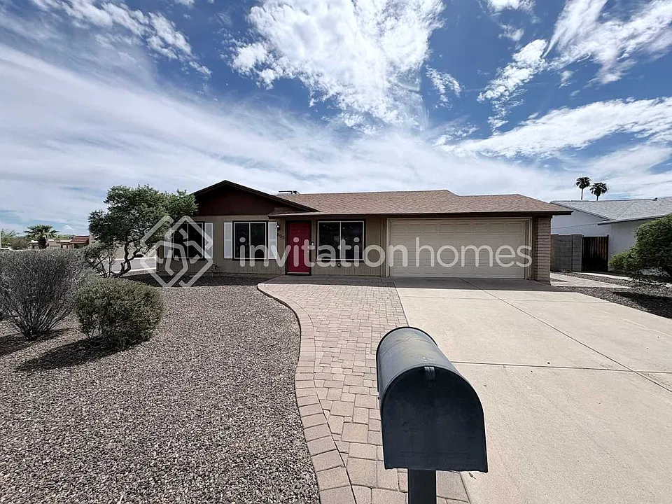 805 W Harvard Dr