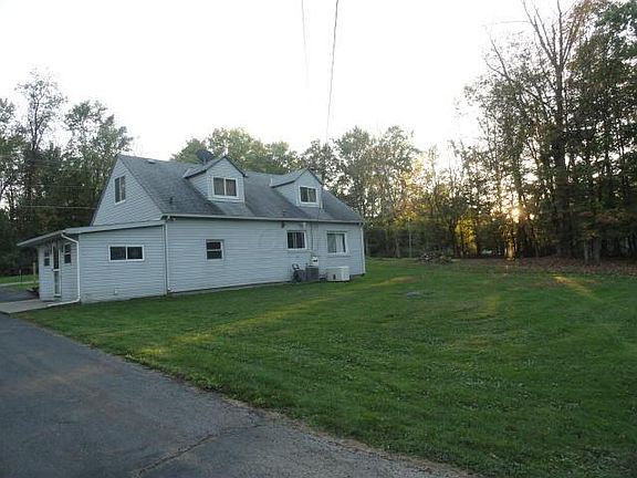 3rd image of 5722 Cypress Dr NE