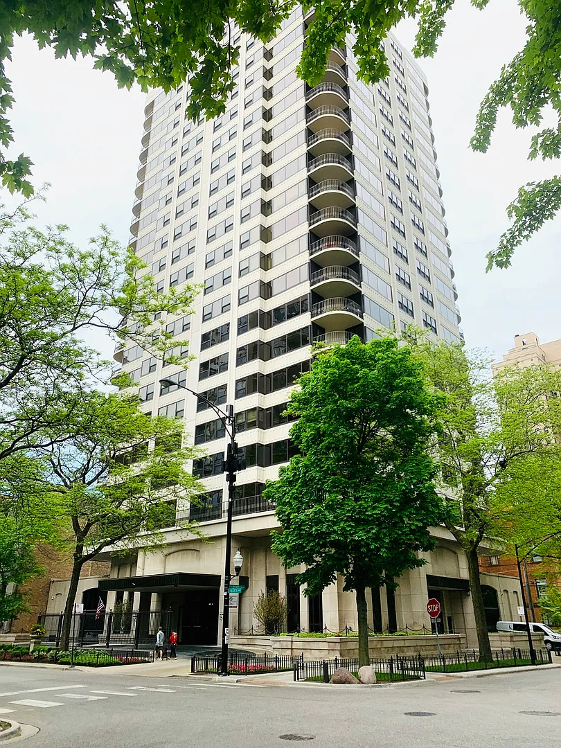 1501 N State Pkwy APT 4A photo 1