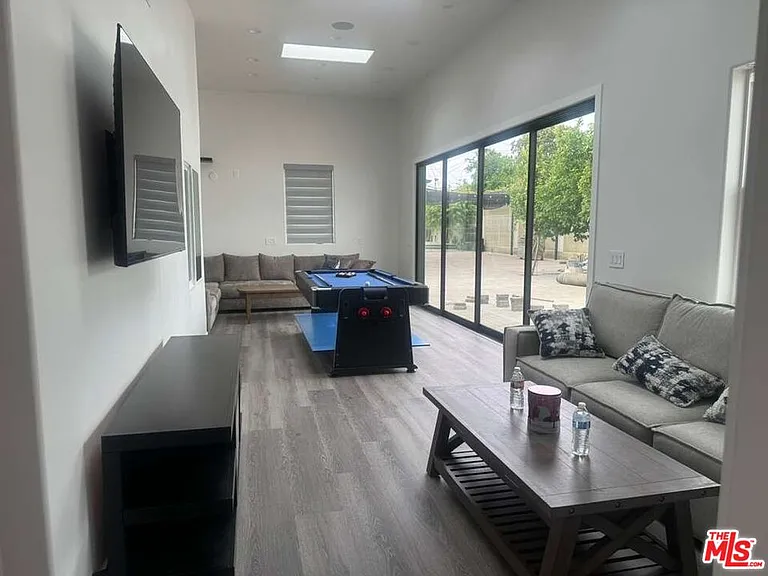 13551 Hart St — Photo 44