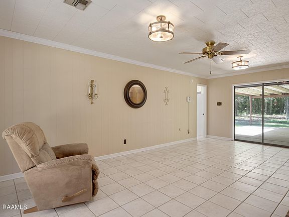 3rd image of 923 Eaton Dr