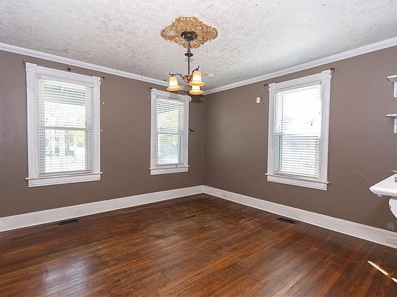 5th image of 901 E Pembroke Ave
