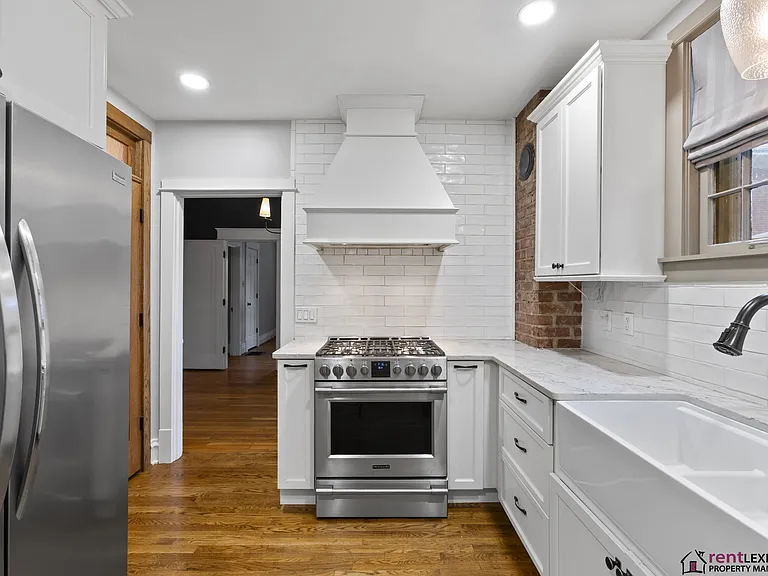1041 Fontaine Rd — Photo 3