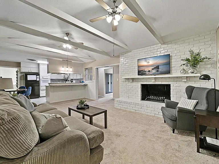 7209 Ellis Rd — Photo 2