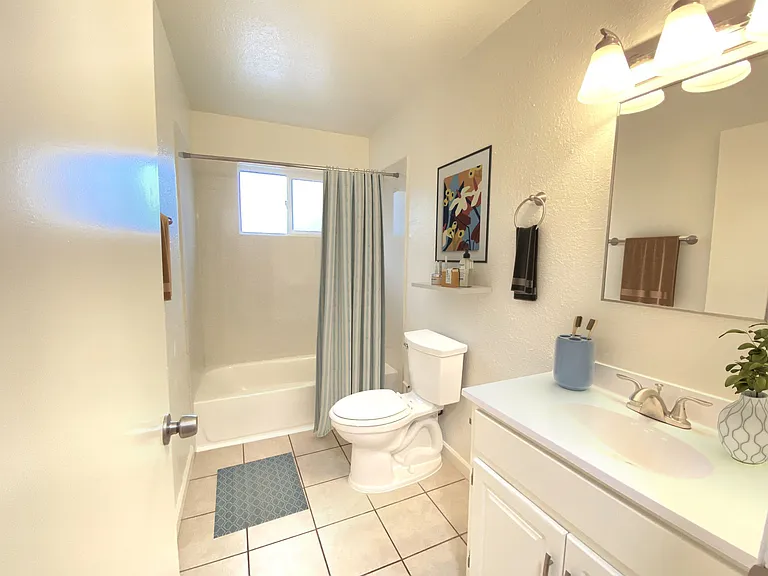 Lone Pine Apartments — Photo 29