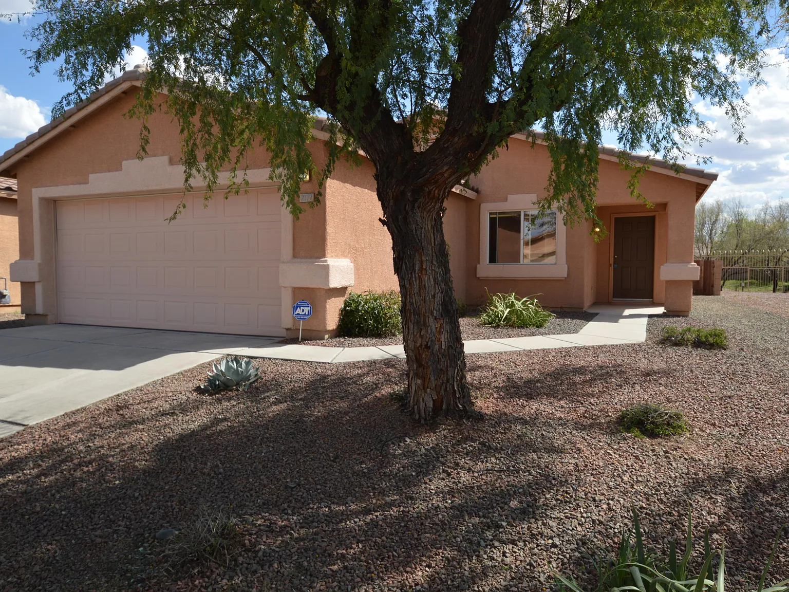 3 bed, 2.0 bath, 1385 sqft, $1,750 — Photo 2