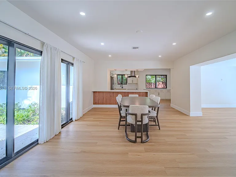 1825 Alamanda Dr — Photo 21
