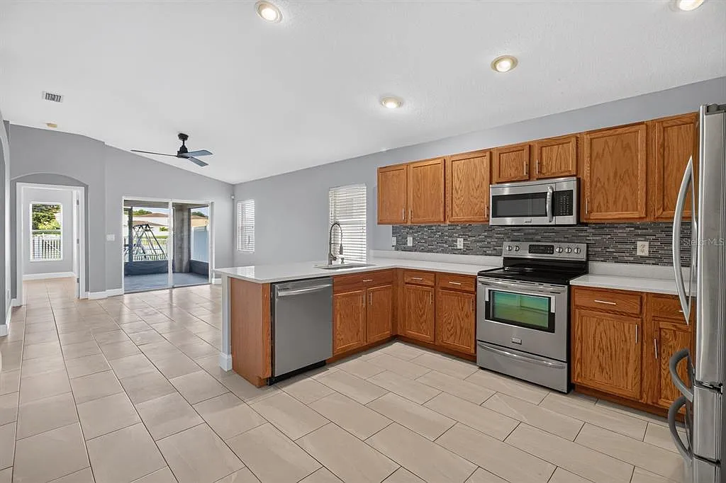 3 bed, 2.0 bath, 1395 sqft, $2,100 — Photo 4