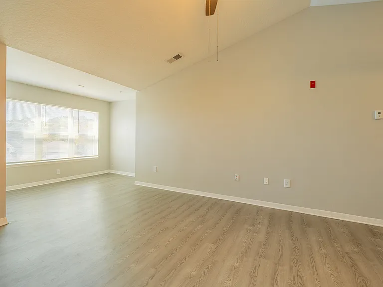 Royal Point Apartments — Photo 40