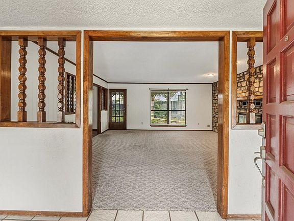 3rd image of 1303 Creekview Dr