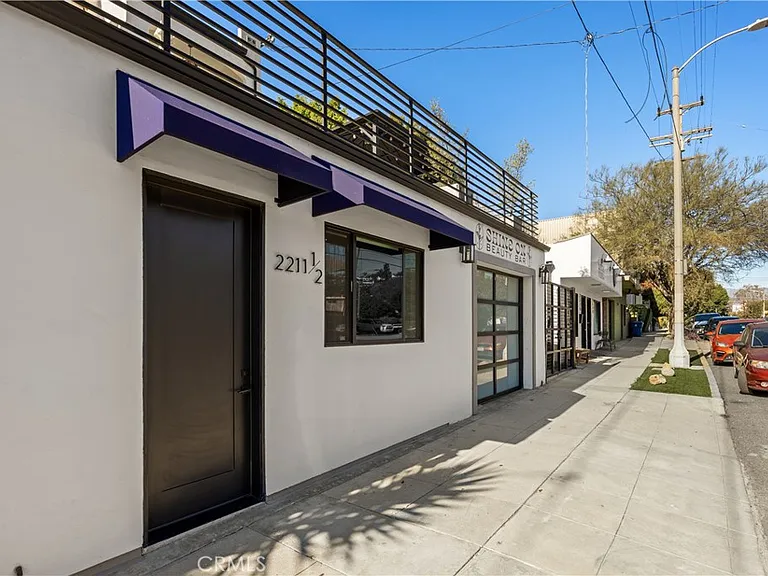 2211 1/2 Hyperion Ave — Photo 2
