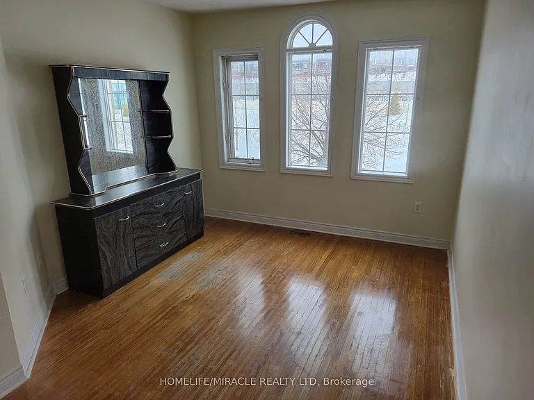124 Lindenshire Ave #UPPER — Photo 2