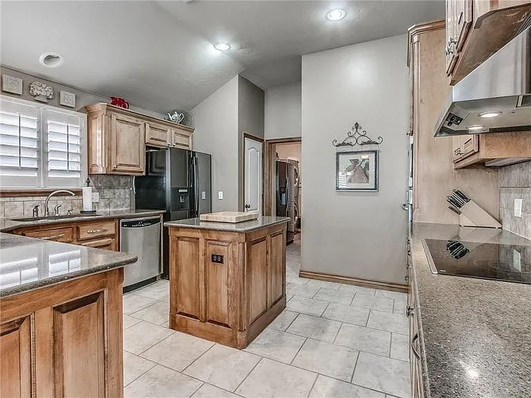 1304 Fairsted Ct — Photo 4