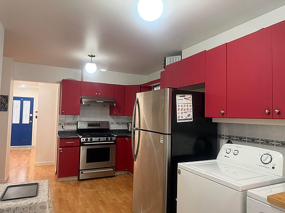 4th image of 1440 King Edward Ave E