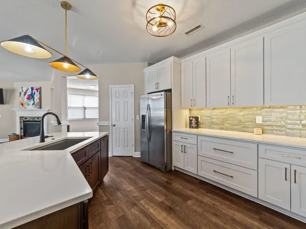 1812 Devonridge Dr, Fuquay Varina, NC 27526