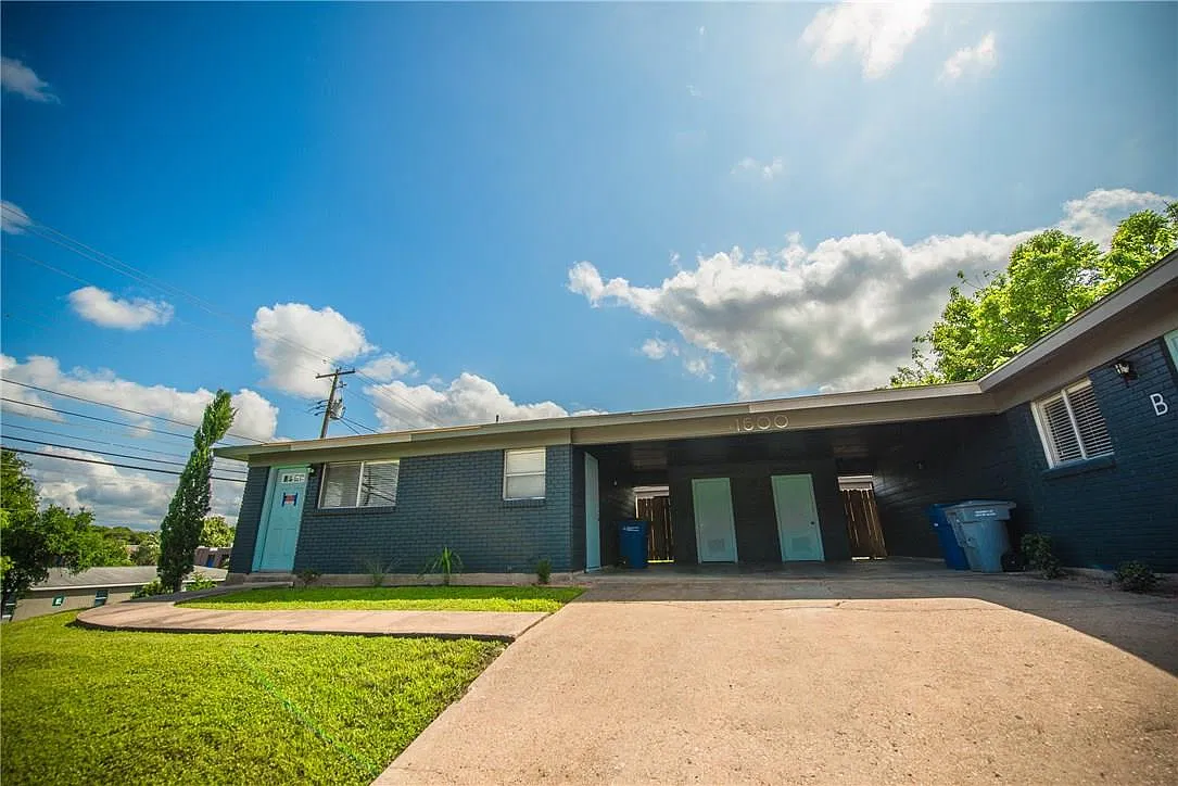 1 bed, 1.0 bath, 1366 sqft, $1,245 — Photo 2