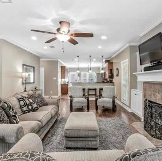 4 bed, 4.5 bath, 2037 sqft, $4,120 — Photo 3