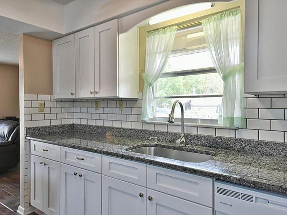 5th image of 707 Bahia Cir