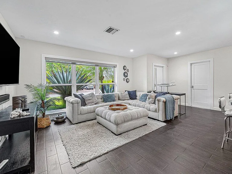 855 Berkeley St — Photo 6