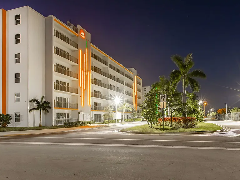 Modern Towers Apartments — Photo 11