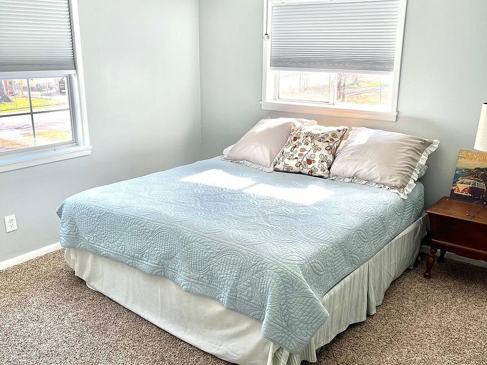 Great light, king sized bed.