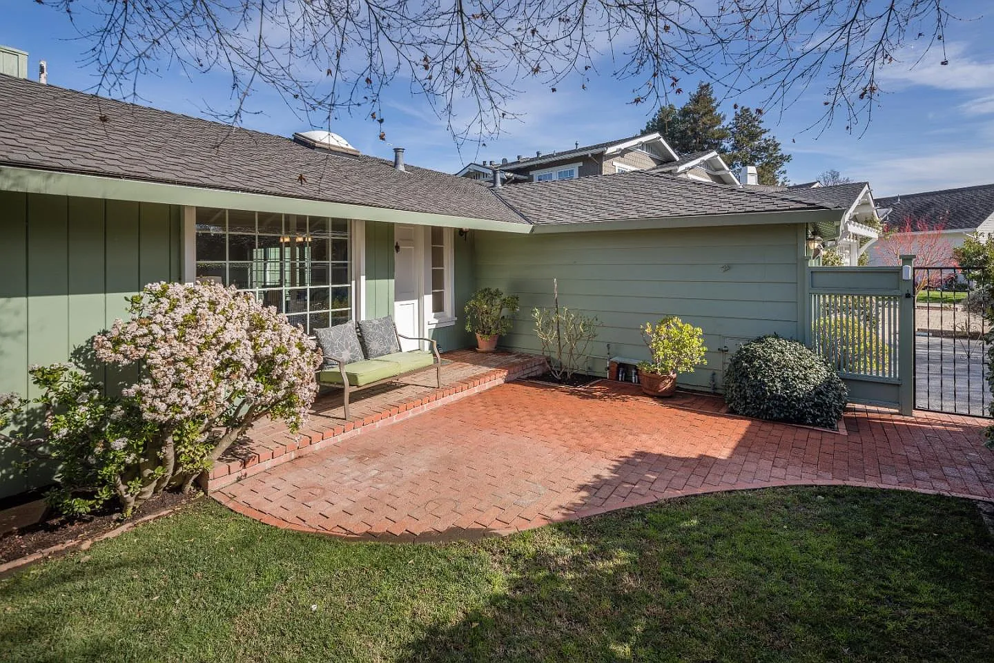 243 Oakhurst Pl photo 1