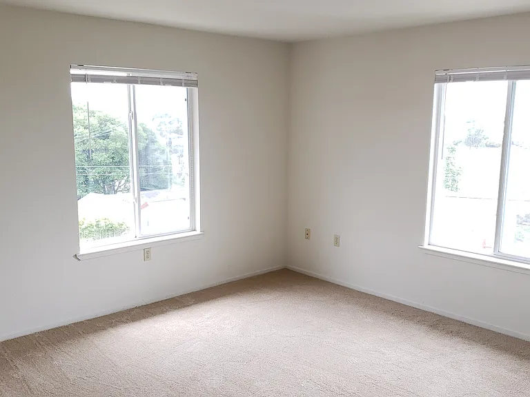 Sunset Vista Apartments — Photo 29