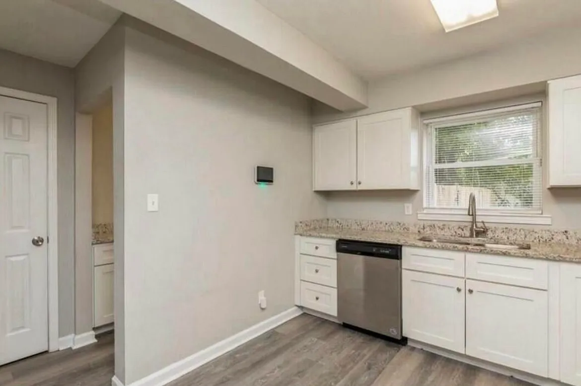 245 Argyle Ct — Photo 2