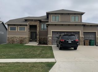 16627 Dellwood Dr, Clive, IA 50325