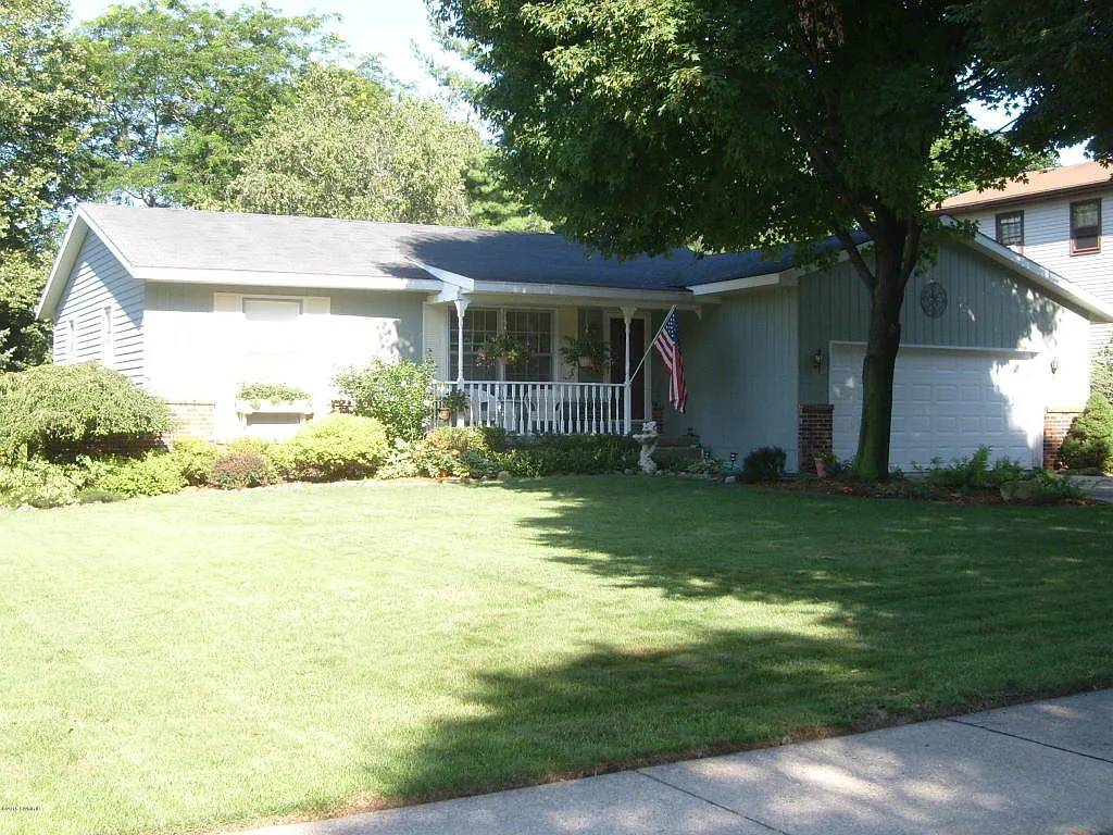 4205 Weymouth Dr SE photo 1