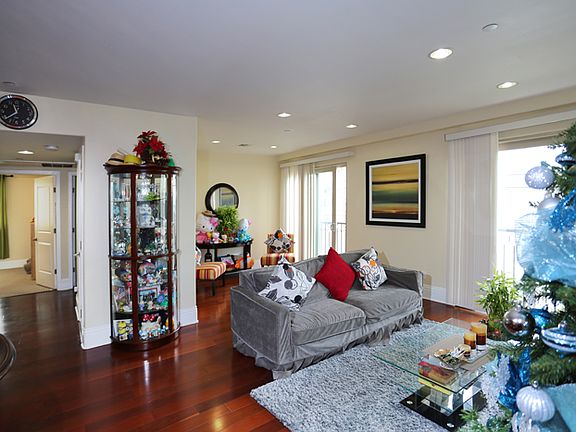 4th image of 147 N Berendo St #303