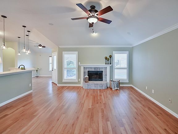 3rd image of 409 Londonderry Ln