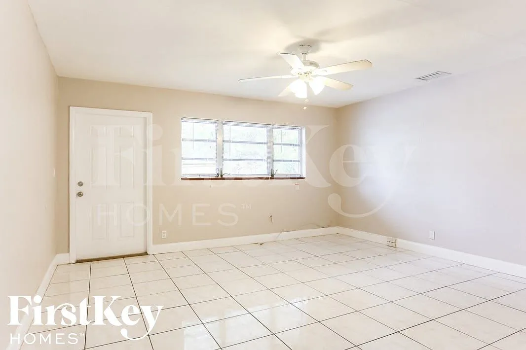 3 bed, 2.0 bath, 1338 sqft, $3,435 — Photo 4