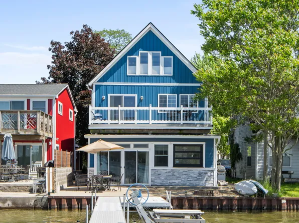 11478 E Shore Dr, Whitmore Lake, MI 48189