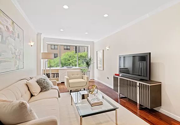 3rd image of 201 E 80th St APT 4C