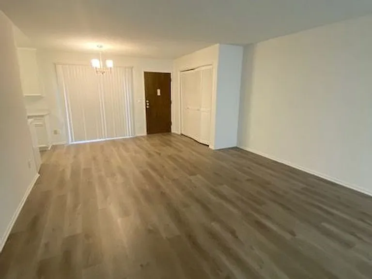 10644 Eastborne Ave — Photo 11