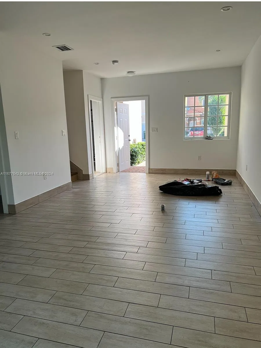Building Photo - 1258 NE 5th St #1234