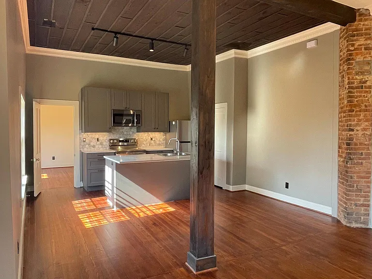 2109 Holmes St — Photo 7