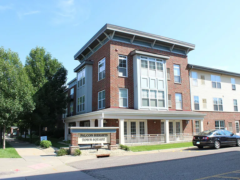 1538 Larpenteur Ave W — Photo 2