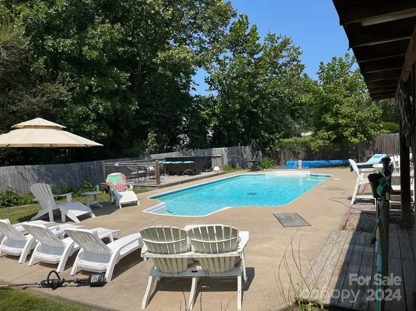 56 Southchase Dr, Fletcher, NC 28732