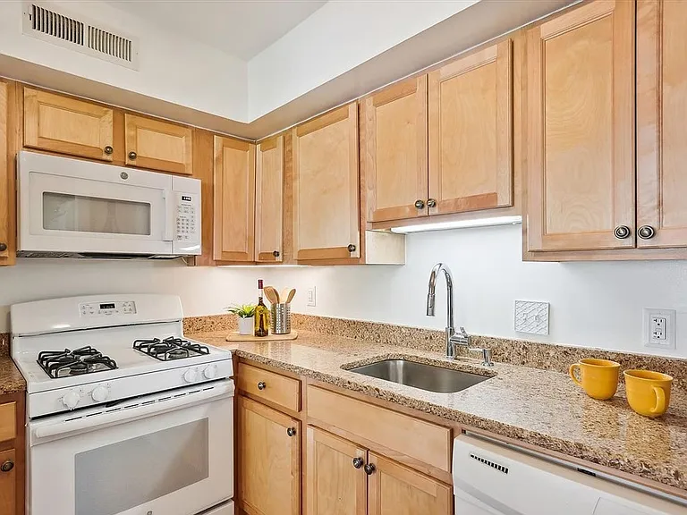 10 Monroe St #302 — Photo 39