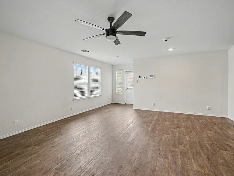 15434 Shortwing — Photo 4