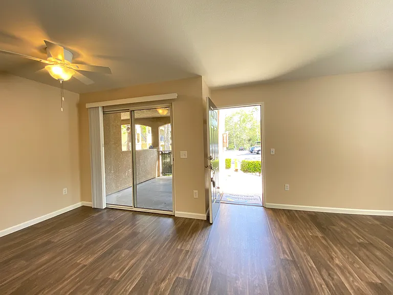 Sunny Creek Apartments — Photo 9