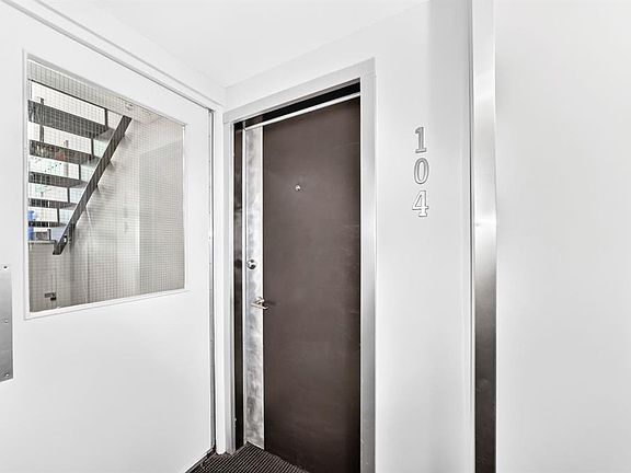 4th image of 812 S 15th Ave SW #104