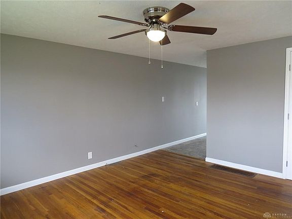 4th image of 592 Maplecrest Dr