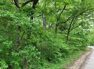 528 Lake Forest Dr, Bonner Springs, KS 66012