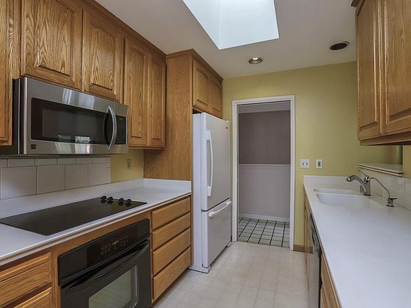 3rd image of 4421 Glenmont Dr