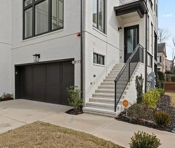 971 Laurel Ct NE — Photo 2