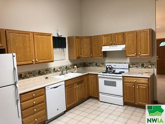 2nd image of 3743 Glen Oaks Blvd
